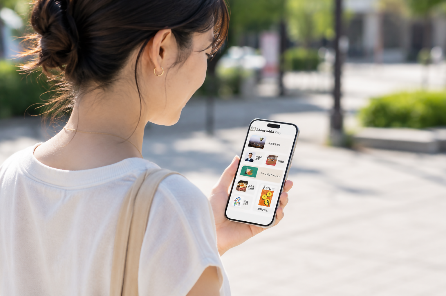女性がスマホでHPを見ている画像