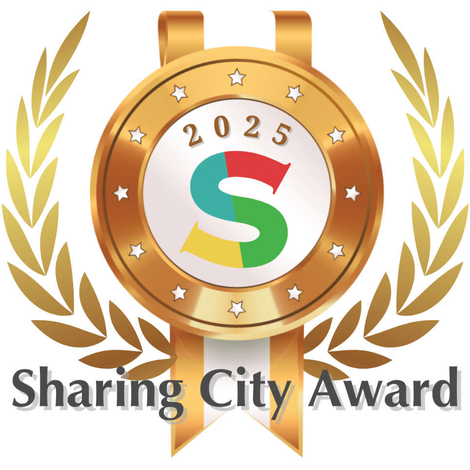 金の月桂冠の中央に2025年と4色で色分けされたS字のロゴが描かれ、その下部にSharing City Awardという文字が大きく配置された、cityaward2025ロゴマーク