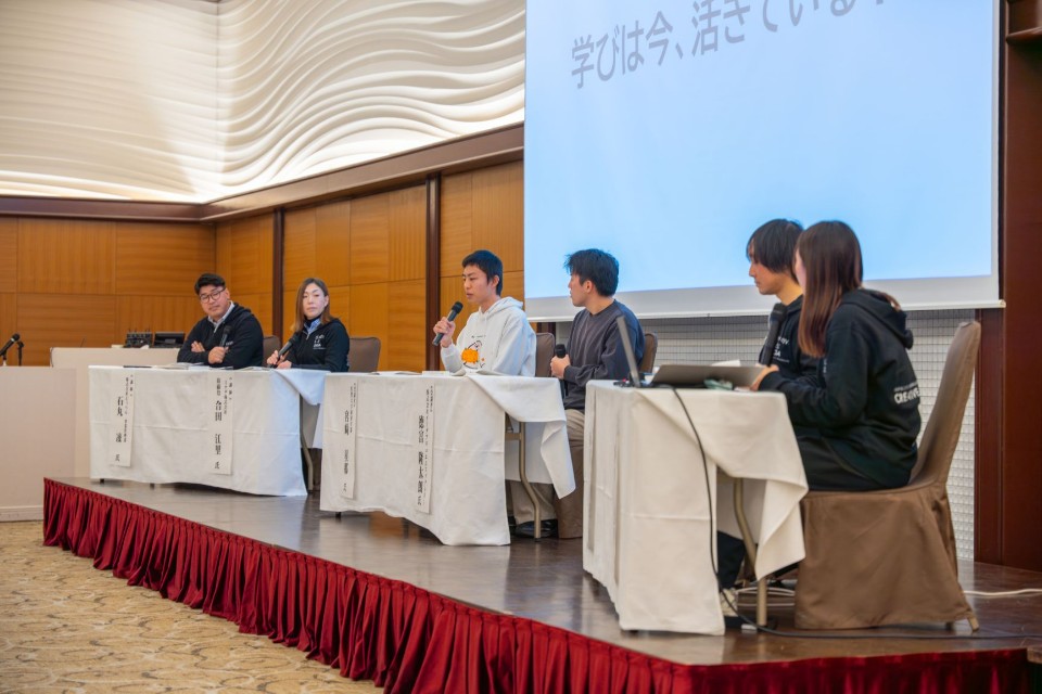 CREATIVE LINK SAGA2025成果報告会で若者がトークショー形式で意見を発している様子の写真