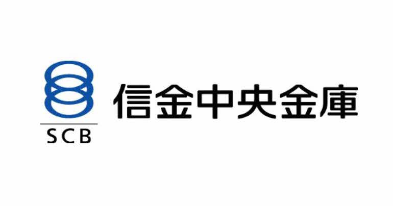 青い三重の輪を重ねたシンボルの横に信金中央金庫の名称と下部のSCB文字が整然と配置された信金中央金庫のロゴマーク