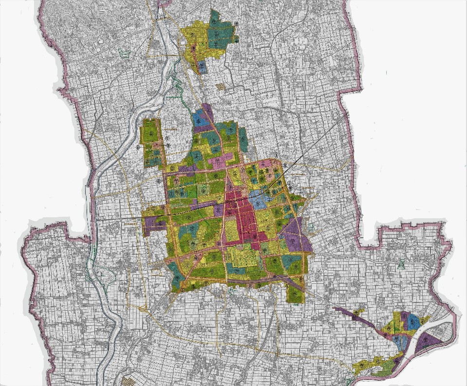 中央の市街地を中心に、赤や黄色、緑など土地の用途に合わせて細かく色分けされた用途地域図