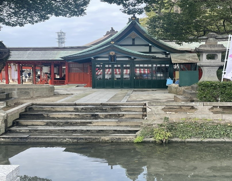 石段の先に池を臨む社殿が緑屋根と赤い回廊を伴って佇み、周囲の木々が境内を包む松原神社の写真