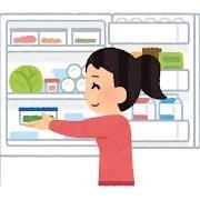 赤い服を着た女性が開いた冷蔵庫の前で食品や飲料を整理しているイラスト