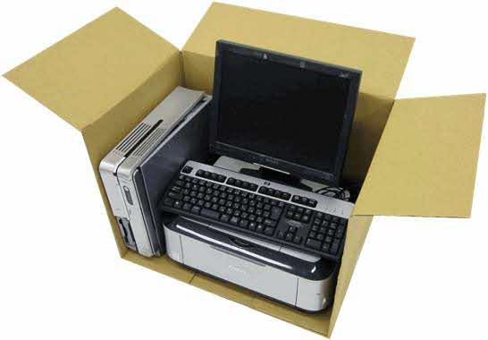 上部が開いた茶色の段ボール箱の中に、デスクトップパソコンの本体と液晶モニター、その手前に黒いキーボード、さらに下部にはプリンターが隙間なく詰め込まれている写真