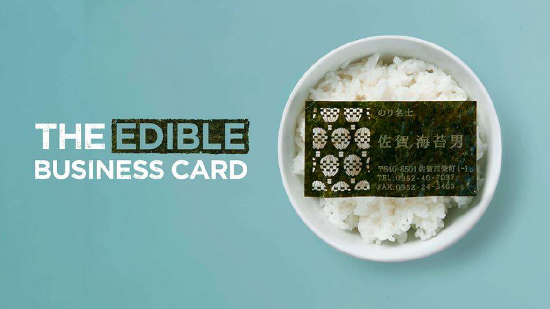 白いご飯の上に名刺状の海苔シートが載り、左側に英字でTHE EDIBLE BUSINESS CARDと示された写真(佐賀海苔 名刺のりプロジェクトのページへリンク)