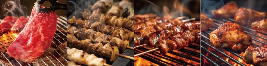 炭火の網の上で滴る肉汁とともに赤身肉をトングで持ち上げる様子や、香ばしく焼き色がついた串焼きや手羽先が並ぶ様子を4分割で捉えた、食欲をそそるシズル感あふれるバーベキュー料理の写真