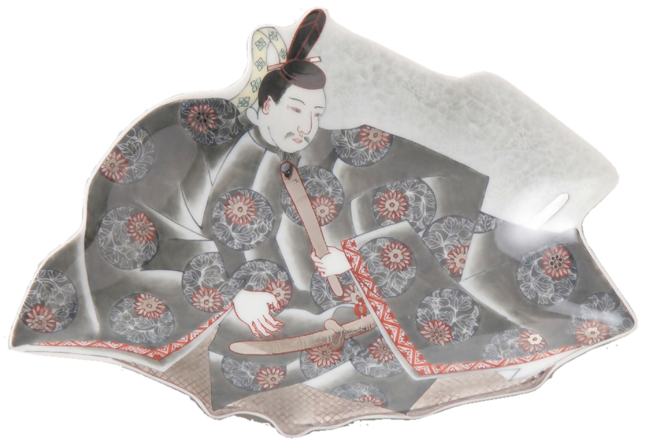 束帯姿の公家が笏を手に座る様子を描いた扇形の平皿で、黒地に赤い花柄が散らされた豪華な衣装や細かな筆致で表現された人物の表情、和の趣を感じさせる伝統的かつ優美な意匠が施された陶磁器の製品写真