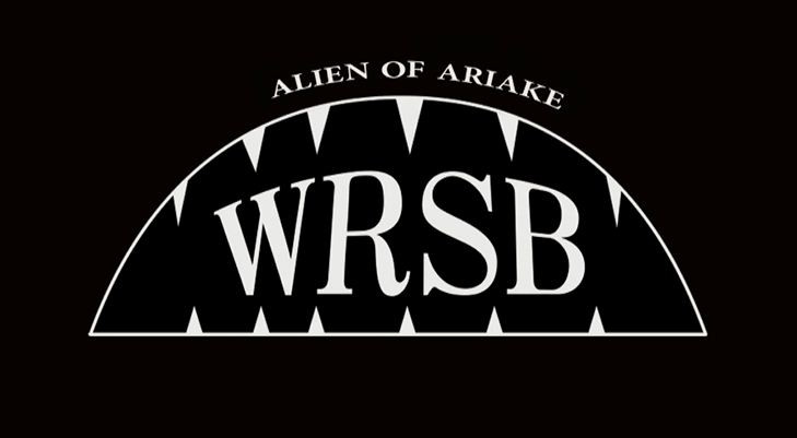 黒い背景に、上部に「ALIEN OF ARIAKE」という白い文字が円弧状に並び、その下に白い鋭い歯を持つ口のような半円のグラフィックと大きく「WRSB」という白い文字が描かれたロゴマークのイラスト