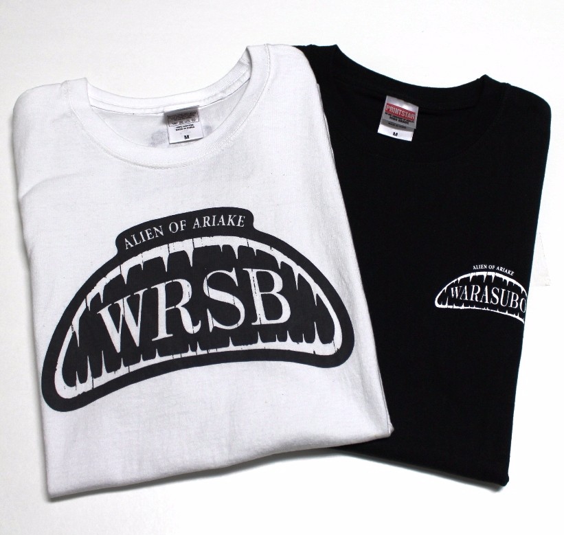 中央に鋭い歯を持つ口の形をした「WRSB」の大きなロゴが黒色でプリントされた白いTシャツと、左胸付近に「WARASUBO」と書かれた同様のロゴが白色でプリントされた黒いTシャツが重なっている写真