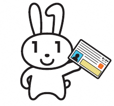 マイナンバーカードを右手で持っているマイナちゃんのイラスト