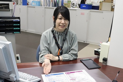 市役所窓口で手続きをしている写真