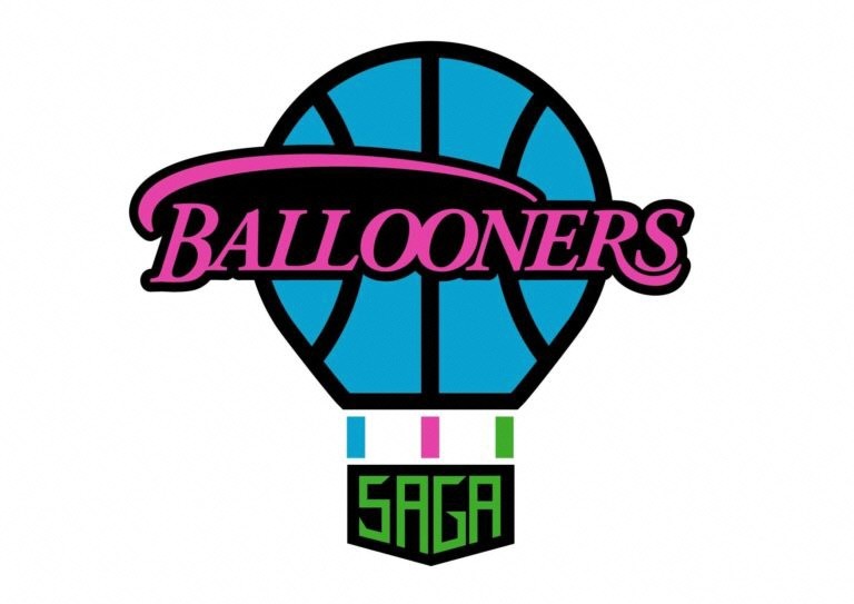 青と黒のバスケットボール形にピンクの「BALLOONERS」文字と下部に色帯付きの「SAGA」表示を組み合わせたロゴのイラスト