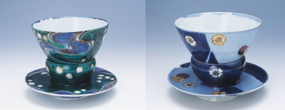流水や水玉模様が鮮やかに描かれた緑と青の器と、深い紺色に金や赤の梅花模様が可憐に散らされた器という、意匠の異なる流水文碗と瑠璃地桜花散らし文碗の二種類の華やかな陶磁器を上下に並べて配置した写真