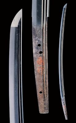 黒い背景に、鋭い切先と朱色の銘が刻まれた茎(なかご)、そして優美な反りを見せる刀身全体の三つの部位を並べて配置した太刀の写真