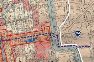 「文化御城下絵図」と現代の都市計画図が重なり、川を跨ぐ橋の西側に番所や木戸が配置された江戸時代の「牛嶋口」の構造と、現在の区画や水路が一致している様子を視覚化した合成図。