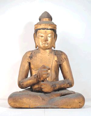 金色の塗装が施された木造の坐像であり、左手の人差し指を右手の拳で包み込む智拳印を結び、穏やかな表情で結跏趺坐する姿の大日如来坐像の写真