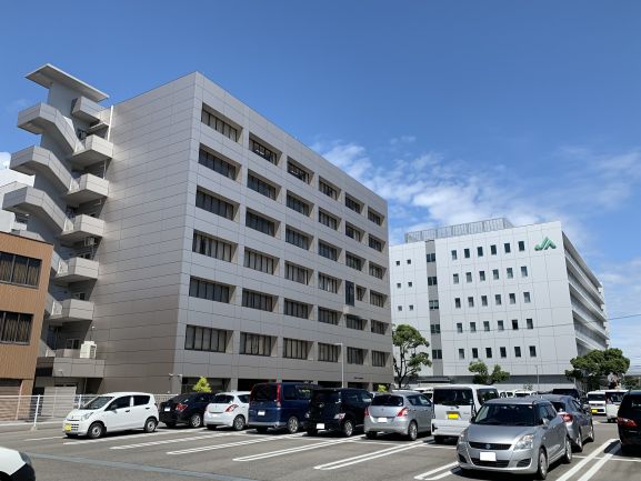 ベージュ色のタイル貼りが特徴的な大型ビルの農村地域情報センター外観写真