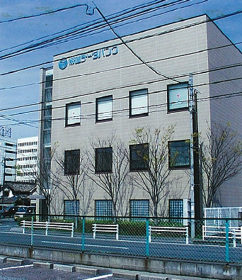 「佐賀データバンク」の青いロゴが壁面の上部に掲げられた3階建てのモダンなビルの帝国データバンク佐賀支店の外観写真