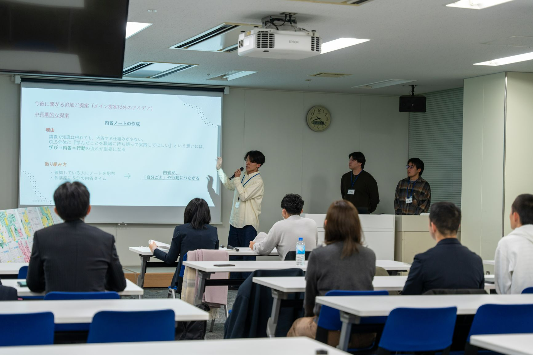 クライアントの前でプレゼンテーションをする様子