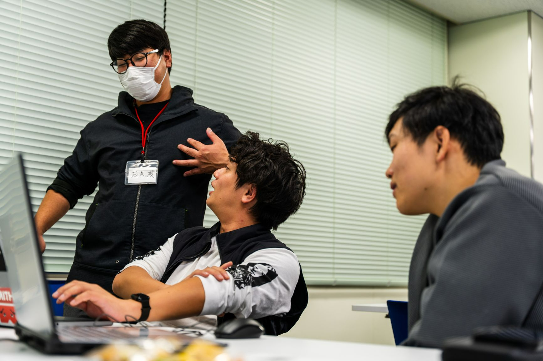 3名の男性が企画提案をしている様子