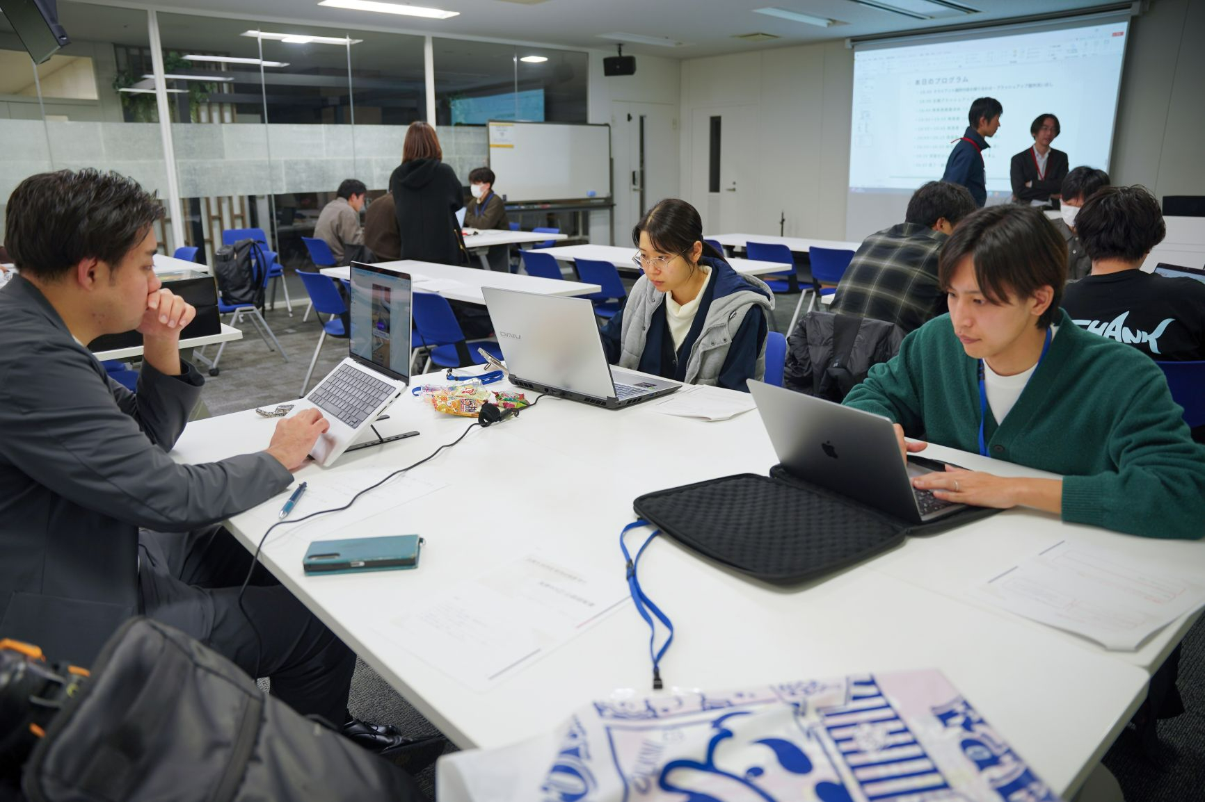 3名の若者がPCに各々のアイデアを打ち出している様子