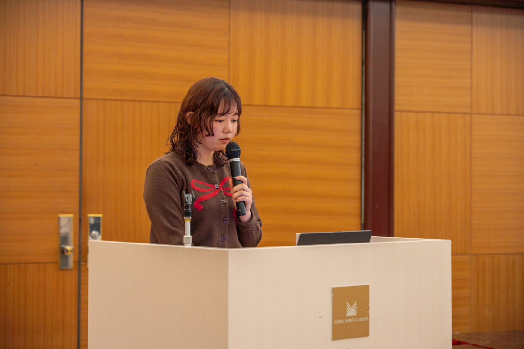 CREATIVE LINK SAGA2025成果報告会で若者が講座内で実施した企画提案内容を説明している様子の写真
