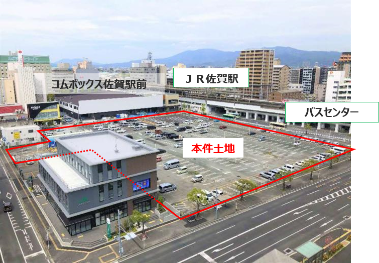 JR佐賀駅とバスセンターに隣接する広い駐車場一帯が赤線で囲まれ本件土地として示された街並みの写真