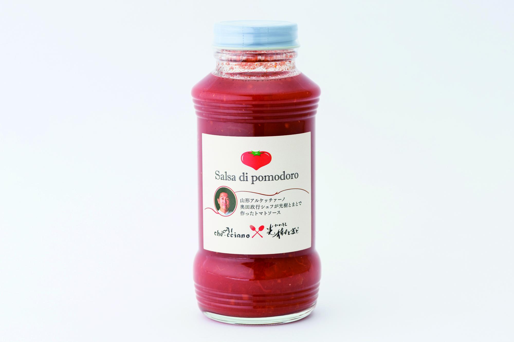 「Salsa di pomodoro」という商品名とシェフの顔写真がデザインされたラベルが貼られた、鮮やかな赤色のトマトソースが入った透明なボトルの商品の写真