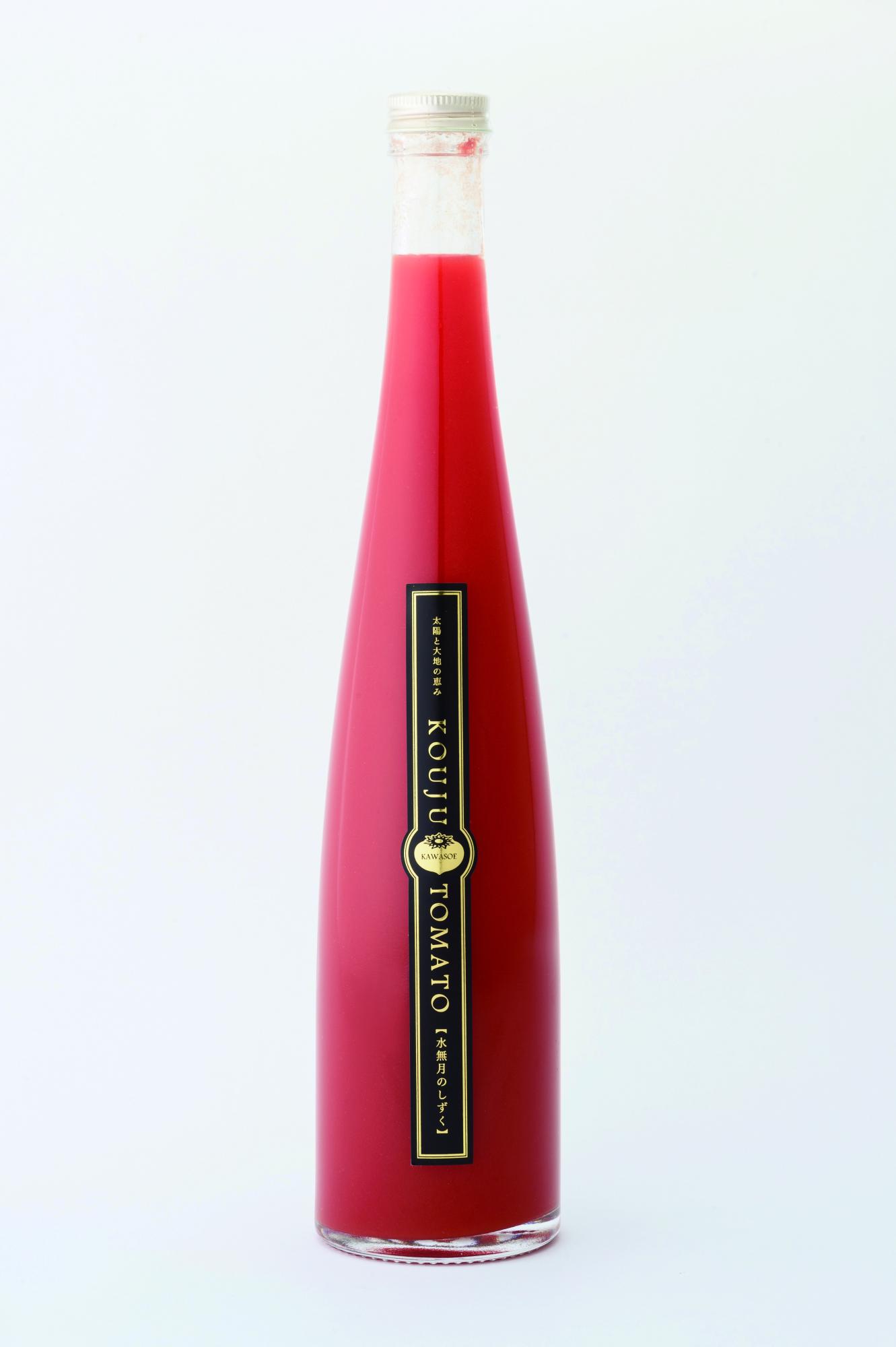 黒地に金の縁取りと「KOUJU TOMATO 水無月のしずく」という文字が縦にデザインされたラベルが貼られた、鮮やかな赤色のトマトジュースが入った上部に向かって細くなるスタイリッシュな円錐形の透明なガラスボトルの商品の写真