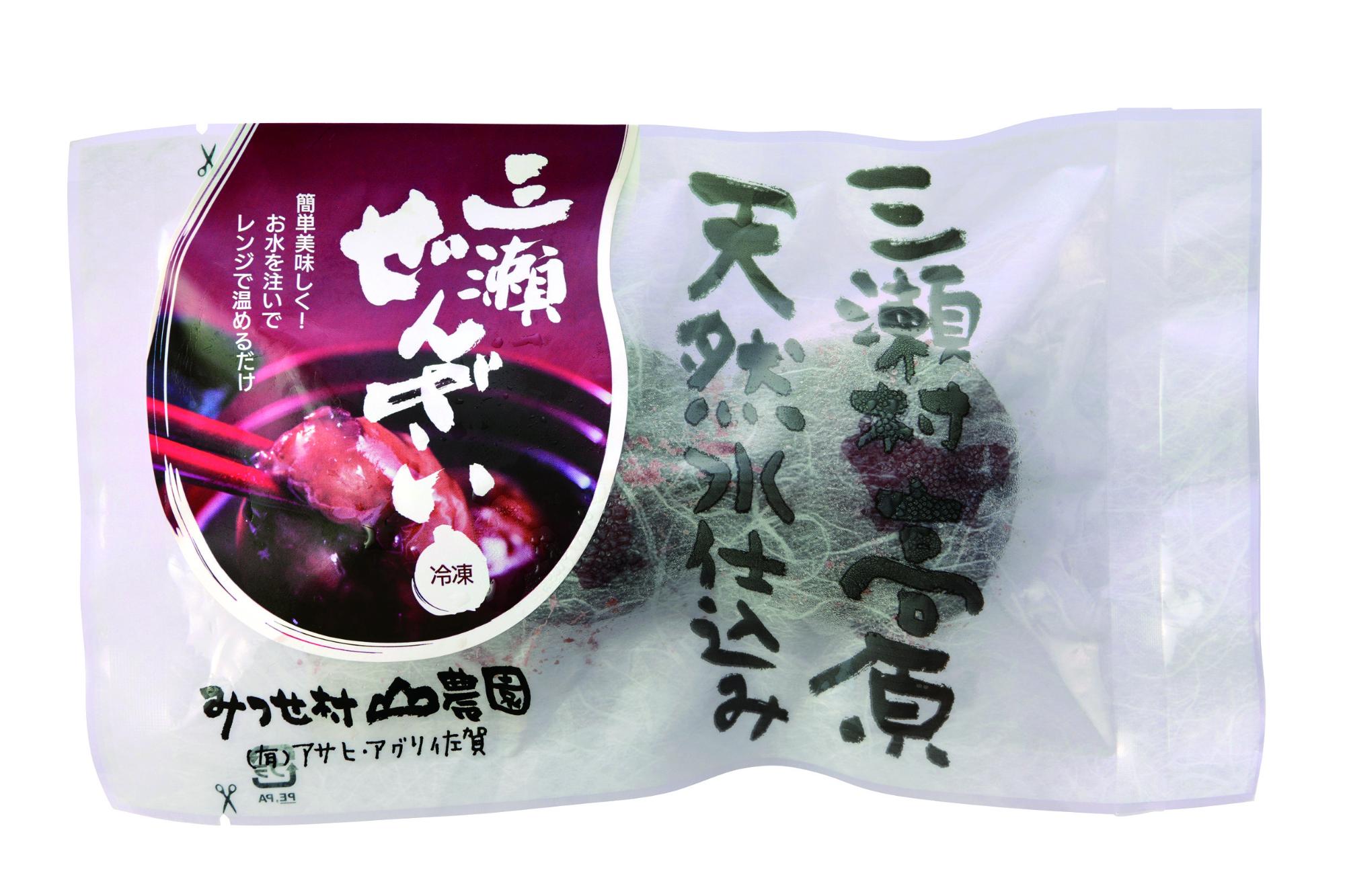 左側に「三瀬高原 天然水仕込み」、中央に「三瀬ぜんざい」という墨文字と調理例がデザインされ、右側の半透明な袋越しに凍ったぜんざいの塊が見える、お水を注いでレンジで温めるだけで完成する冷凍商品のパッケージ写真