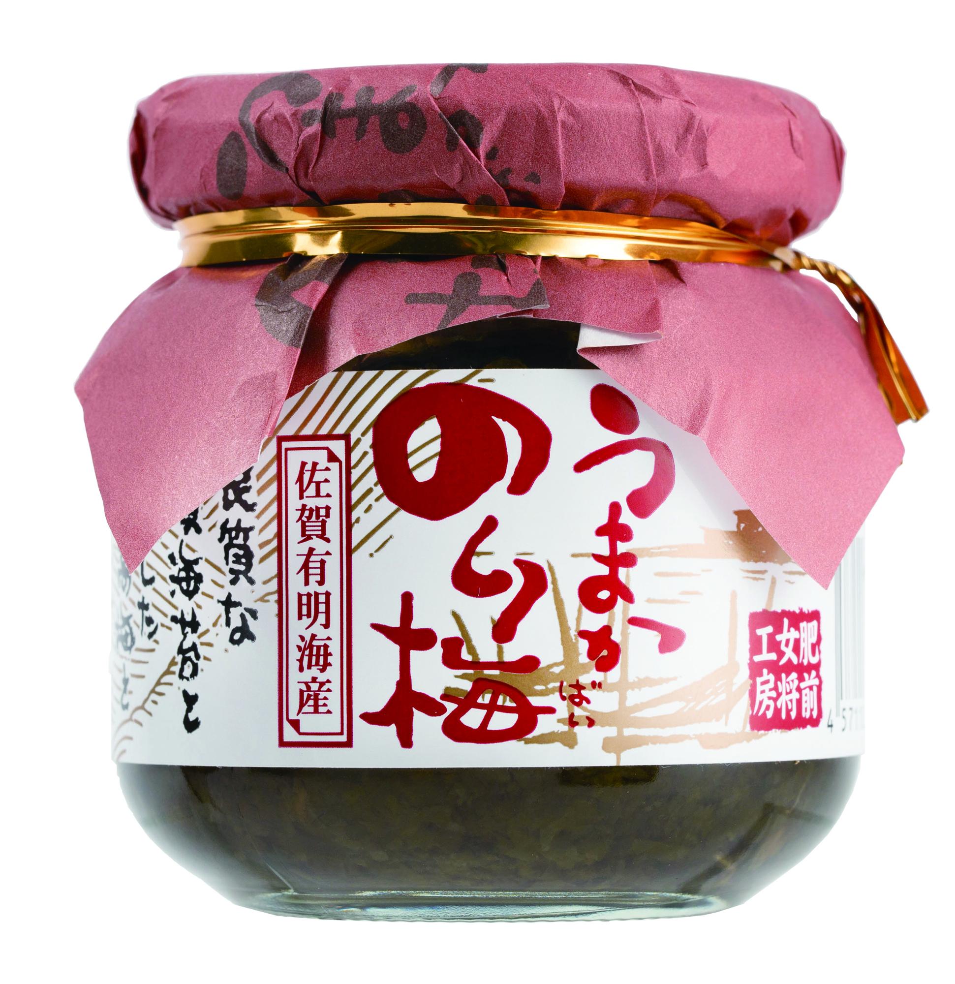 臙脂色の和紙で蓋が覆われ金色のゴムで留められた、高級感のある平たいガラス瓶に濃い緑色の海苔の佃煮が入っており、「佐賀有明海産」「うまかばい のら海苔」と大きく記され、背景に海苔漁の風景が描かれたラベルが貼られた瓶詰の商品の写真