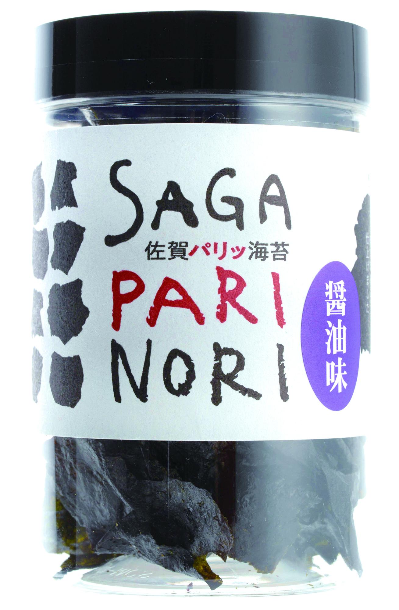 黒い蓋付きの透明な円柱ボトルで、白いラベルには「SAGA PARI NORI」のロゴと、紫色の楕円の中に白抜きで「醤油味」と記されたパッケージの商品の写真