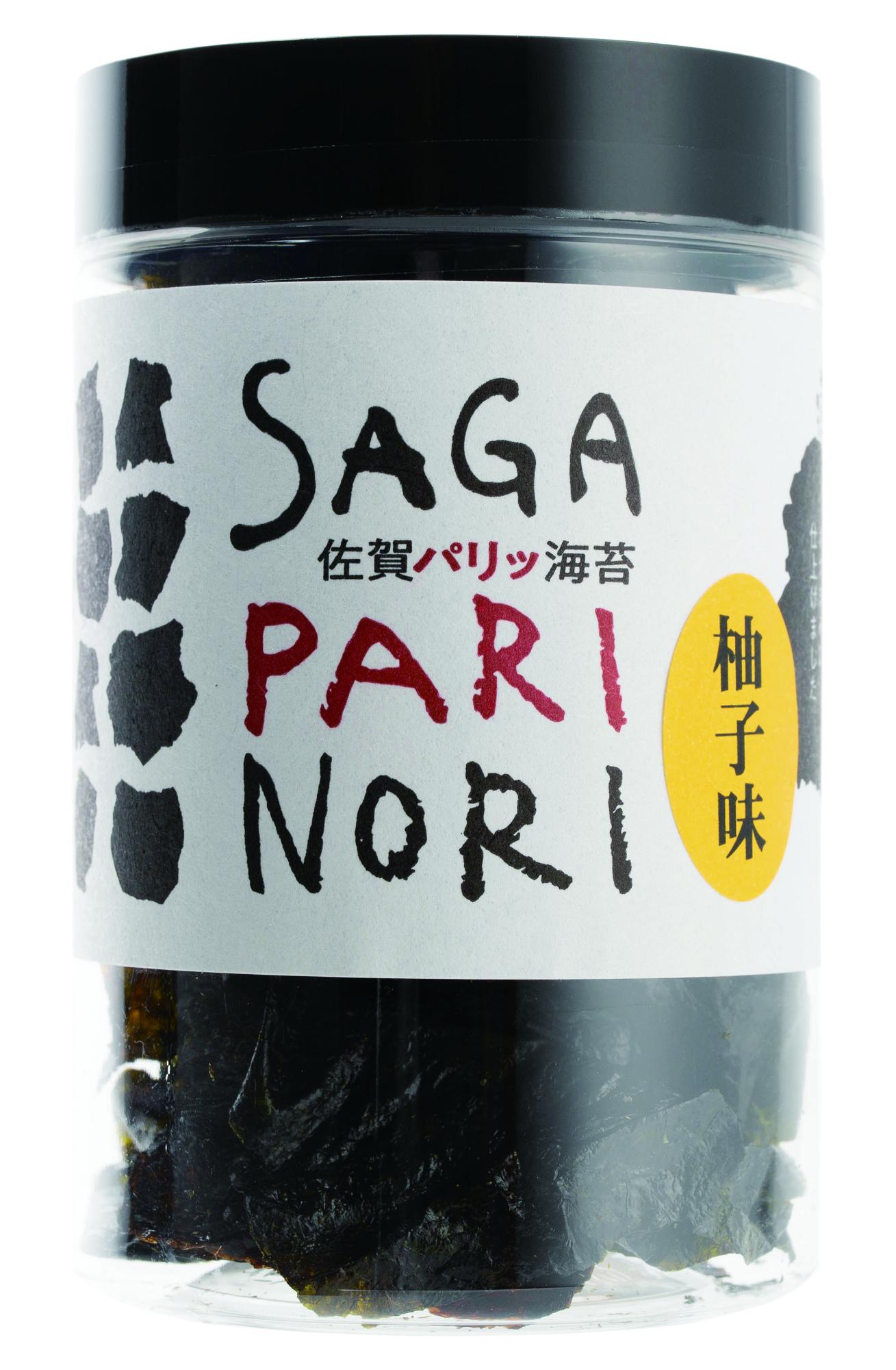 黒い蓋付きの透明な円柱ボトルで、白いラベルには「SAGA PARI NORI」のロゴと、黄色の楕円の中に黒文字で「柚子味」と記されたパッケージの商品の写真