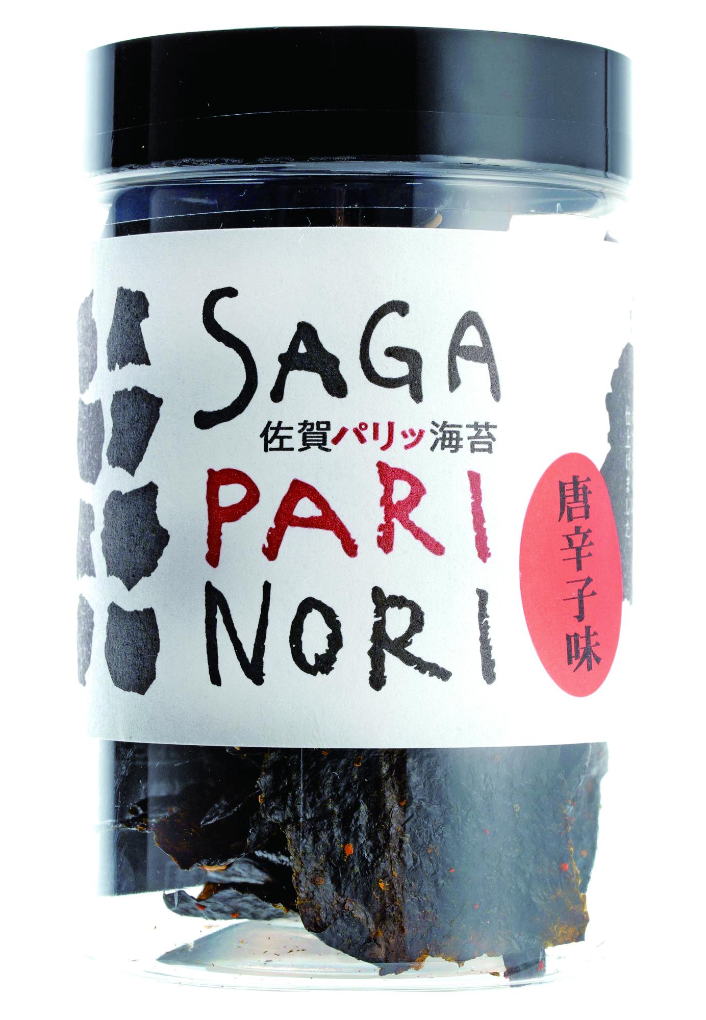 黒い蓋付きの透明な円柱ボトルで、白いラベルには「SAGA PARI NORI」のロゴと、赤色の楕円の中に黒文字で「唐辛子味」と記されたパッケージの商品の写真