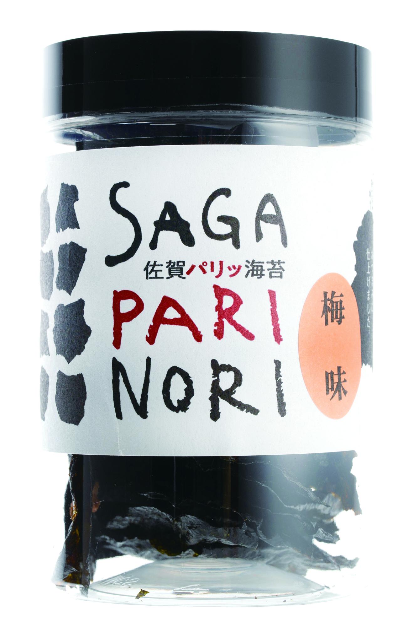 黒い蓋付きの透明な円柱ボトルで、白いラベルには「SAGA PARI NORI」のロゴと、薄いオレンジ色の楕円の中に黒文字で「梅味」と記されたパッケージの商品の写真