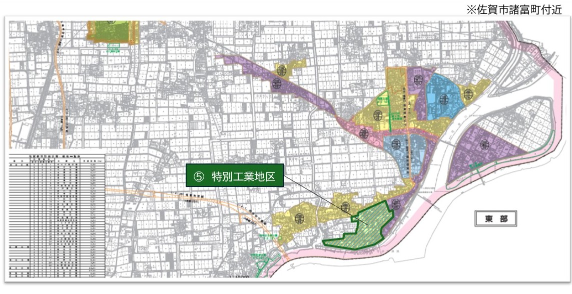 広大な平野に広がる住宅街や田畑を背景として、海岸線に近いエリアに指定された「特別工業地区」を太い黒枠とラベルで強調し、青や黄、紫などの色分けで周辺の土地利用状況を詳細に示した諸富町の特別用途地区位置図