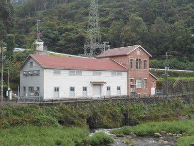 川上第二発電所の外観。川のほとりに建っているため、対岸から撮影された様子。
