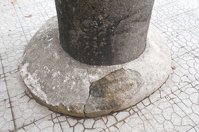 與止日女神社の鳥居の柱の様子。固定されておらず、土台の石にはめ込まれただけの状態。