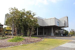 第22回佐賀市景観賞受賞作品「佐賀県立博物館とその周辺」の画像。