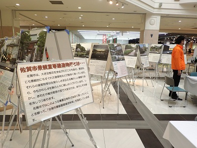 景観重要建造物等を紹介するパネルを展示している様子