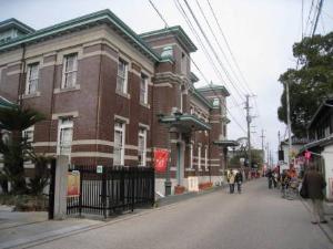 佐賀城下ひなまつり期間中に賑わう柳町・旧古賀銀行前の様子を収めた写真
