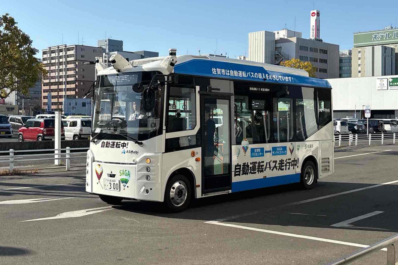自動運転バス車両の写真