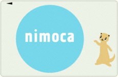 薄いグリーンの背景に水色の円が描かれ、その中に白抜きで「nimoca」というロゴタイプが配置されており、右下にはフェレットのようなキャラクターが片手を挙げて立っている様子を描いた交通系ICカード「nimoca」のイラスト