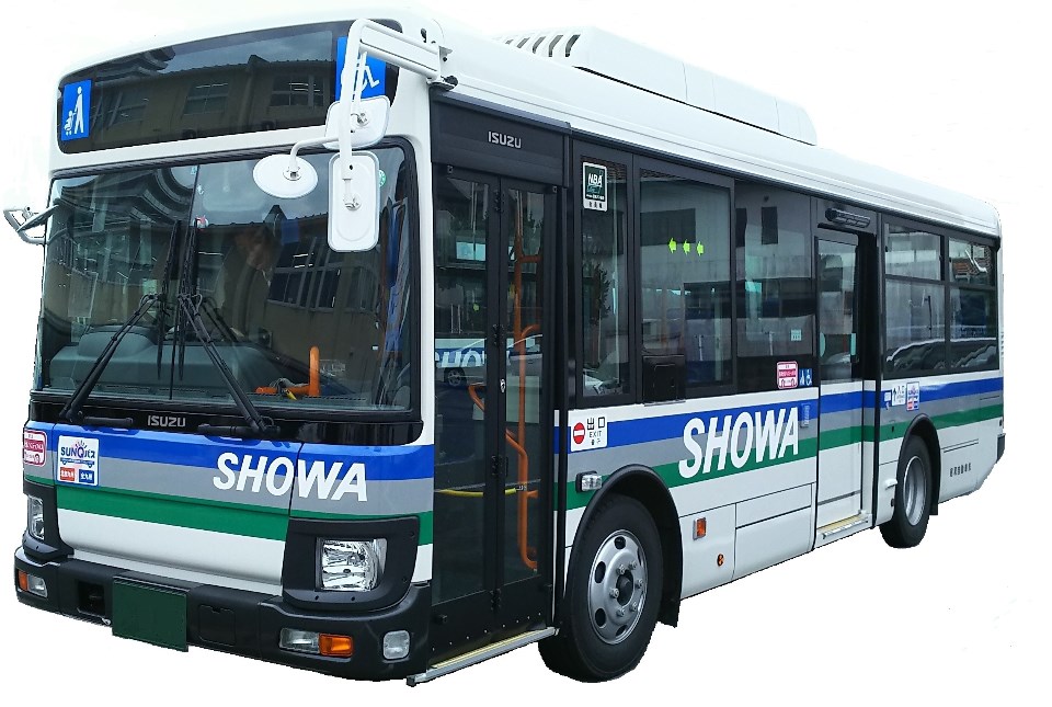 白地に青と緑のラインが入り「SHOWA」のロゴを掲げた路線バスが斜め前方から写された写真