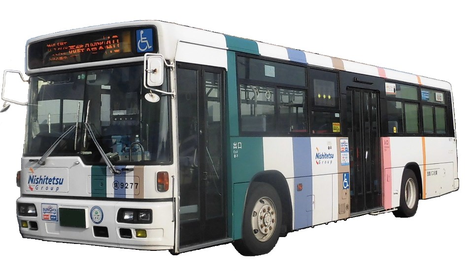白い車体に多色の縦ラインがデザインされ「Nishitetsu Group」のロゴを掲げたノンステップ路線バスが斜め前方から写された写真