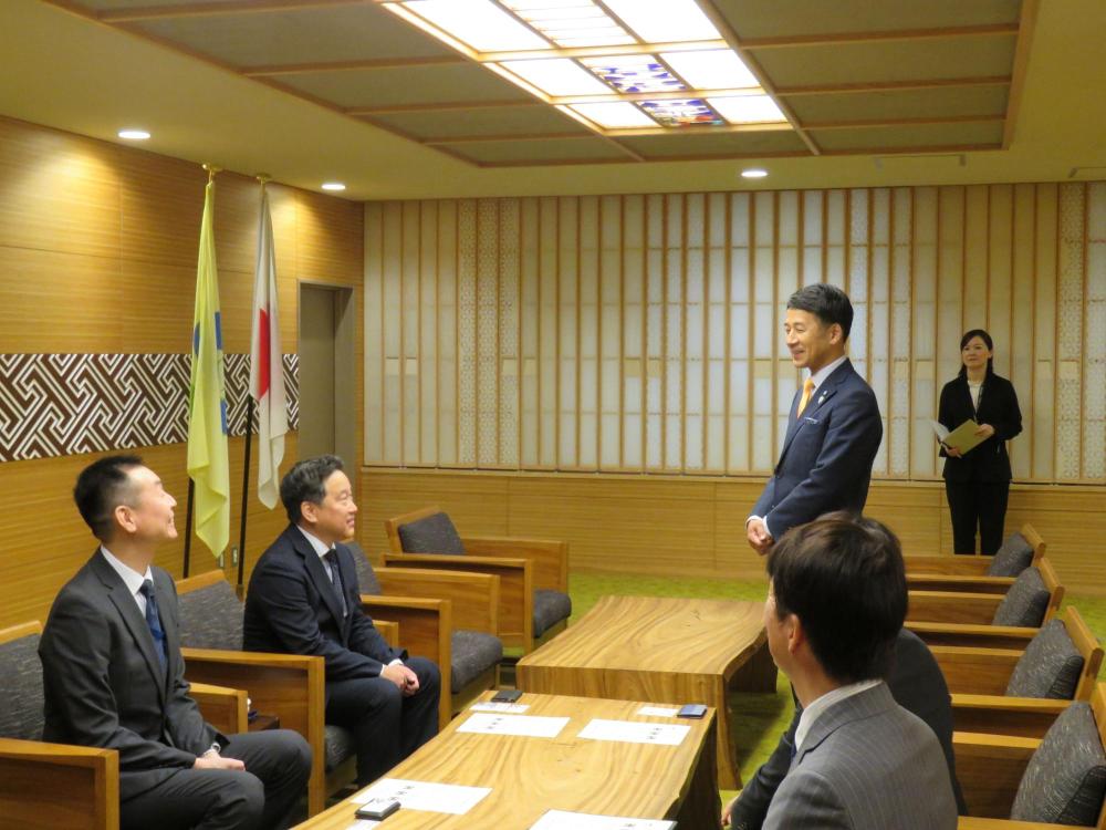 感謝状贈呈式の写真（談笑の様子）
