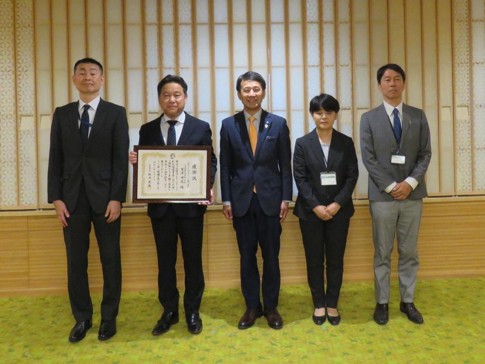感謝状贈呈式の写真（記念撮影）