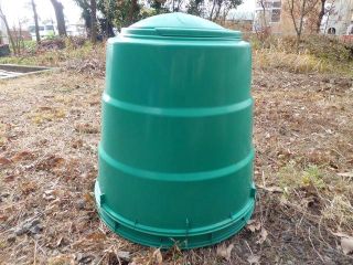 地面設置式容器の写真。生ごみを投入して堆肥化する。
