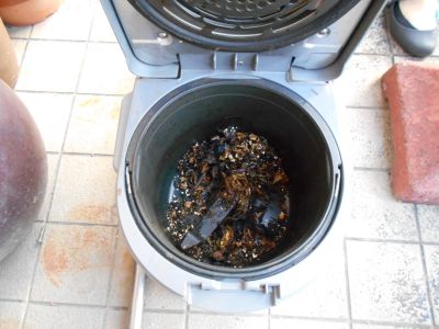 電動生ごみ処理機の写真。生ごみを乾燥させ容積重量を小さくする。