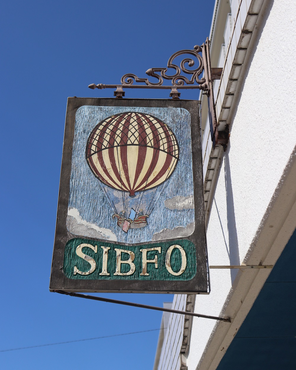 赤と白のストライプ模様の熱気球のイラストと「SIBFO」という文字が描かれた、ヴィンテージな看板を捉えた写真